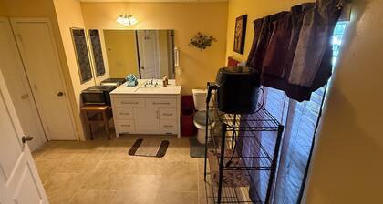 Charming 1-bedroom apartment with AC, WiFi in lovely Lehigh Acres