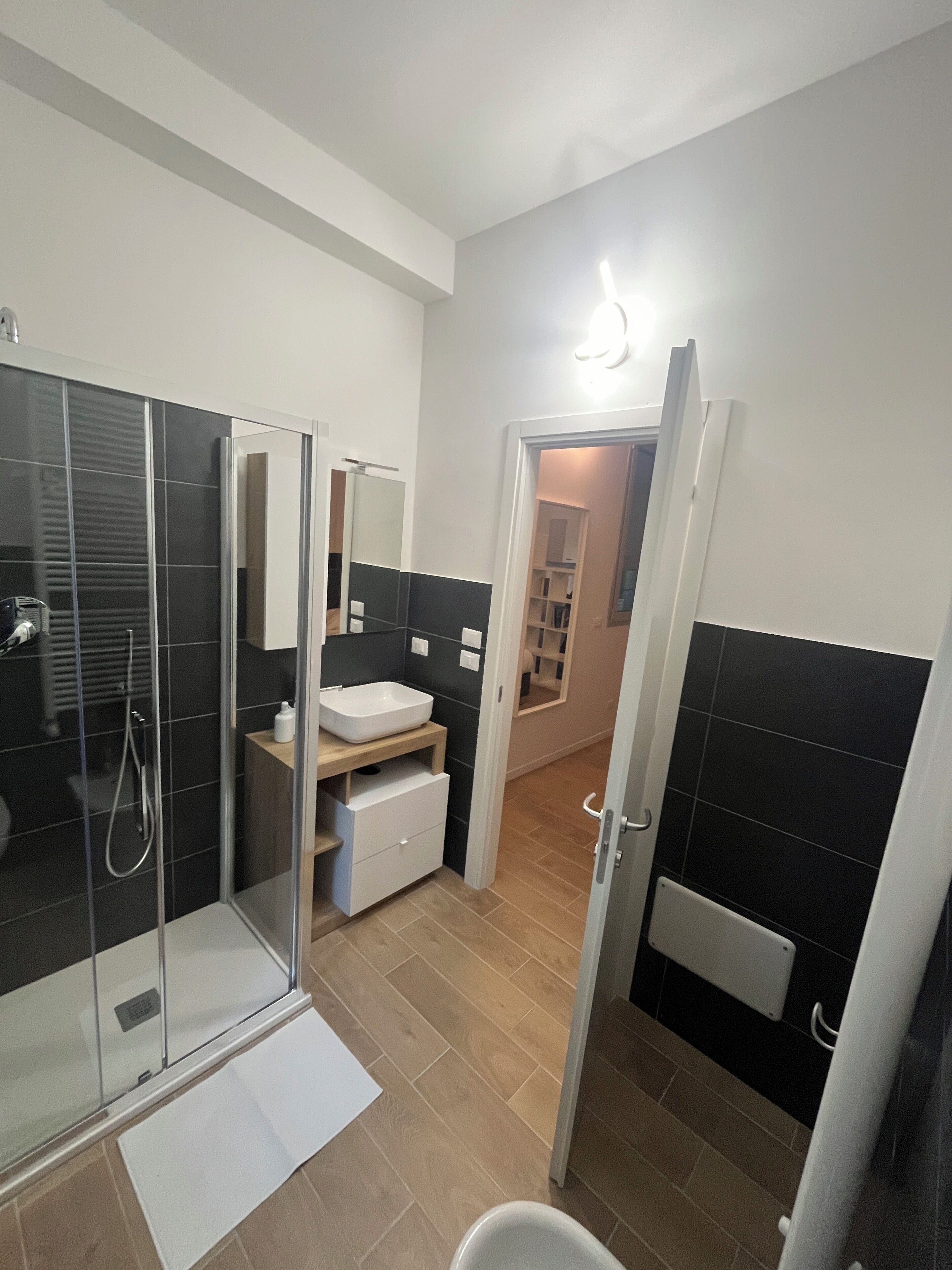 Dusche, Haartrockner, Bidet, Handtücher