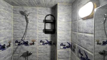 Ein Badezimmer mit Toilette, Dusche und Waschbecken.
