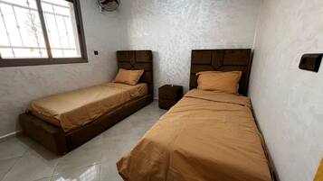 Safe på rommet, skrivebord og skrivebord for bærbar PC