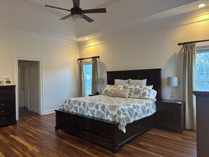 5 habitaciones, escritorio, tabla de planchar con plancha y wifi