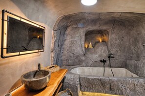 Deluxe Apartment, Sea View | Bathroom | Free toiletries, hair dryer, bathrobes, slippers - 360o 2BD Panoramic Apartment (Santorini)