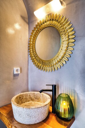 Deluxe Apartment, Sea View | Bathroom | Free toiletries, hair dryer, bathrobes, slippers - 360o 2BD Panoramic Apartment (Santorini)