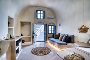 Deluxe Apartment, Sea View | 2 bedrooms, iron/ironing board, free WiFi