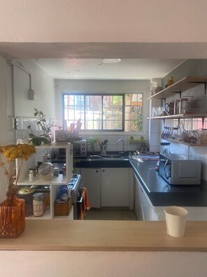 Refrigerador, microondas, horno y cafetera y tetera 