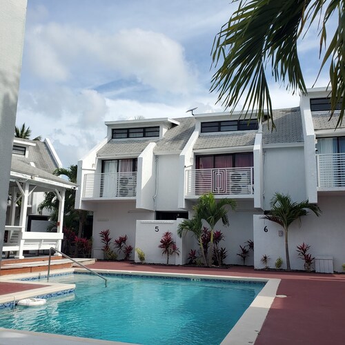 Cozy hotel in fabulous Nassau with AC, WiFi