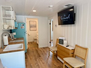 Køleskab, mikrobølgeovn, kaffe-/temaskine