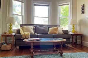 TV - Centrally located off Back Cove, 1st floor 4 bedroom, 1.5 Bath condo w/ porch (Portland)