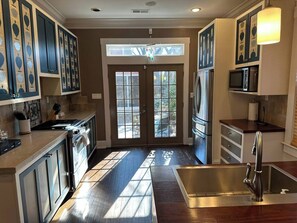 Køleskab, mikrobølgeovn, ovn, kogeplade