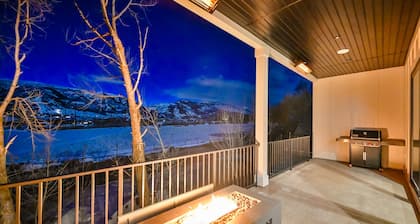 Creekside Cabin: Redlight, Yoga Studio, Sauna, & Cold Plunge; 10-min to skiing