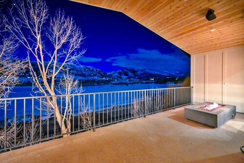 Creekside Cabin: Redlight, Yoga Studio, Sauna, & Cold Plunge; 10-min to skiing