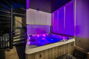 Indoor spa tub