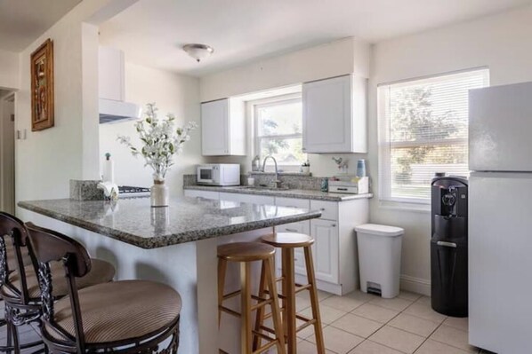 Microondas, horno, cafetera/tetera, tostadora