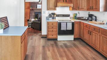 Fridge, oven, stovetop, dishwasher