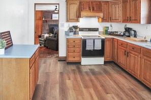 Fridge, oven, stovetop, dishwasher