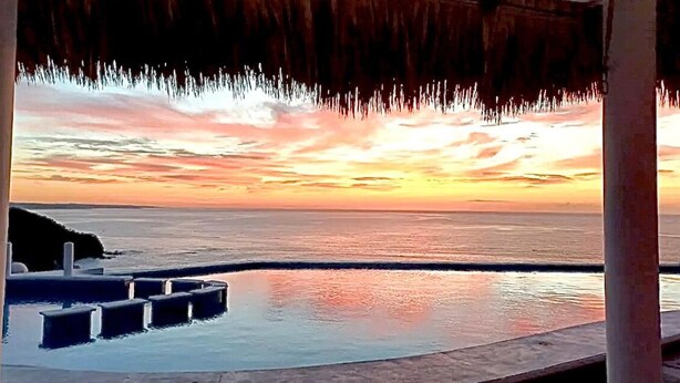 An infinity pool with a sunset view. - BUNGALOW POOL AND SEMI-PRIVATE BEACH, ZIPOLITE-MAZUNTE BEACH, 8 NEARBY BEACHES (San Pedro Pochutla)