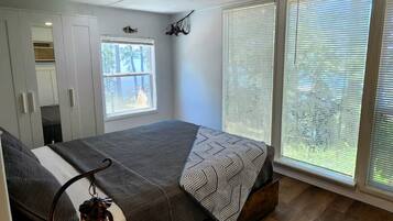 3 bedrooms, travel crib, free WiFi, bed sheets