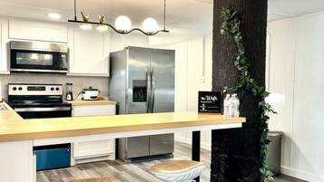 Refrigerador, microondas, horno, placa de cocina