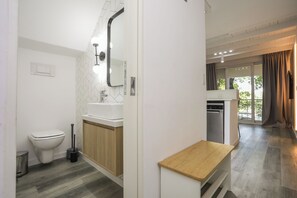 Haartrockner, Bidet, Handtücher, Seife
