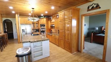 Frigorífic, microones, forn i placa de cuina