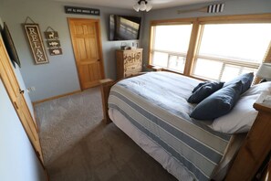 3 bedrooms, desk, iron/ironing board, free WiFi