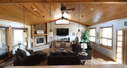 Spacious Retreat on Caddo River, Amity