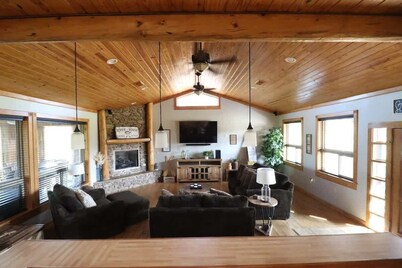 Spacious Retreat on Caddo River, Amity