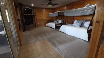 3 habitaciones, escritorio, tabla de planchar con plancha y wifi gratis