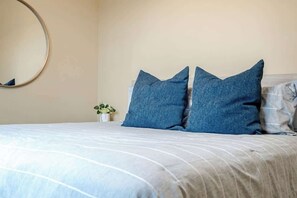 7 bedrooms, iron/ironing board, travel cot, WiFi - Lakefront Retreat in Hot Springs Village (Hot Springs Village)