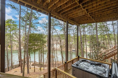 Luxurious  Balboa Lakefront Retreat