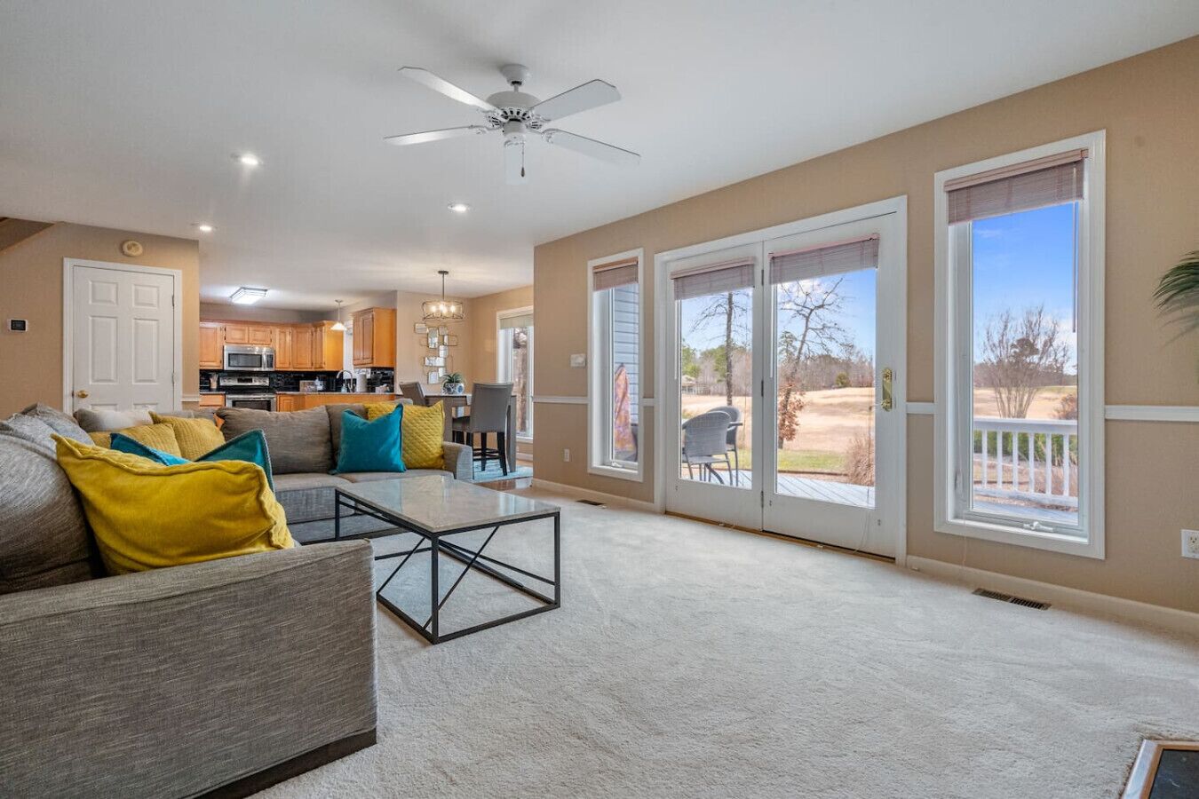 Televisión y chimenea 