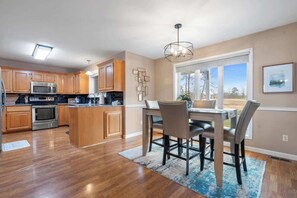Fridge, microwave, oven, stovetop - Golf Course Retreat in Hot Springs (Hot Springs)