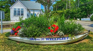Property grounds - Charming Private Wellfleet Vacation House Walk to Beach (Wellfleet)