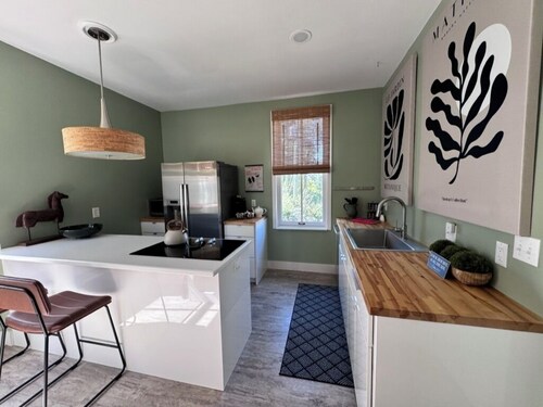 Luxury Home:3 Bed/2 Bath with Shuffleboard~ walk to Restaurants/Bars near Purdue