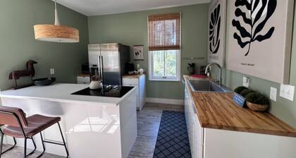 Luxury Home:3 Bed/2 Bath with Shuffleboard~ walk to Restaurants/Bars near Purdue