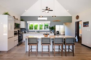 Refrigerador, microondas, horno y parrilla de estufa 