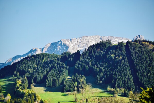 Un paysage de montagne sous un ciel dégagé.