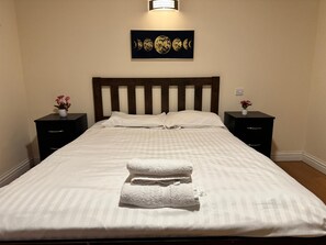 Tweepersoonskamer | Een bureau, een laptopwerkplek, een strijkplank/strijkijzer, gratis wifi