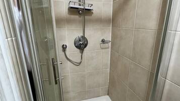 Habitación doble | Baño | Regadera, amenidades de baño gratuitas, toallas, jabón