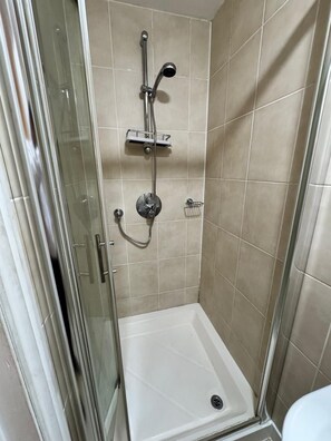 Tweepersoonskamer | Badkamer | Een douche, gratis toiletartikelen, handdoeken, zeep