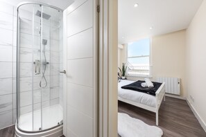 Hair dryer, towels - Spacious City Centre Penthouse Gem - Cathedral View! (Kent)