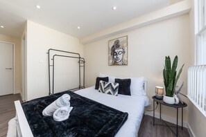 Iron/ironing board, free WiFi, bed sheets - Spacious City Centre Penthouse Gem - Cathedral View! (Kent)