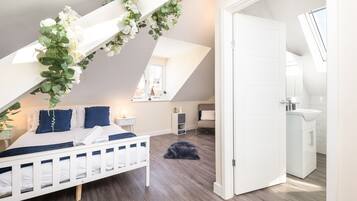 2 bedrooms, iron/ironing board, free WiFi, bed sheets