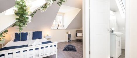 2 室のベッドルーム、アイロン / アイロン台、WiFi (無料)、ベッドシーツ