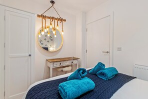 2 bedrooms, iron/ironing board, travel cot, free WiFi - Midnight - Tenby Harbour, Spectacular Sea Views (Tenby)