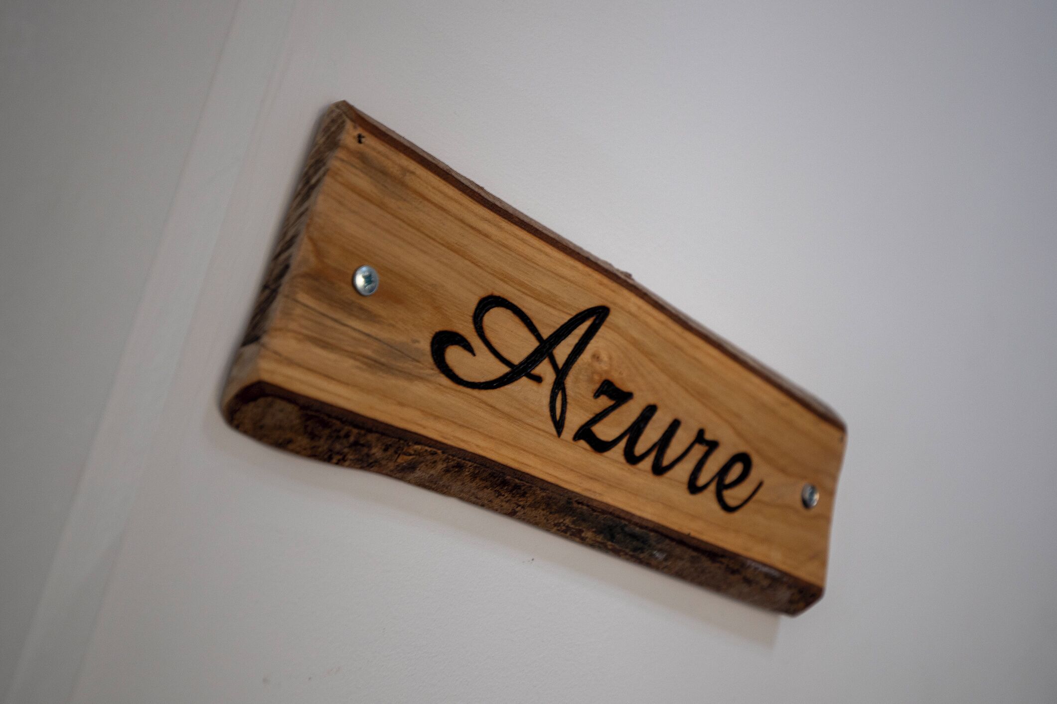 Un letrero de madera con la palabra 'Azure' grabada.