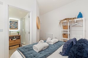 2 bedrooms, iron/ironing board, free WiFi, bed sheets - Ultra Marine - Tenby Harbour, Terrace, Sea Views (Tenby)