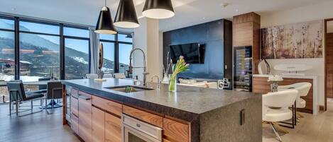 Køleskab, mikrobølgeovn, ovn, kogeplade