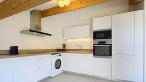 Een koelkast, een microgolfoven, een oven, een kookplaat