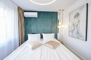 1 habitación, escritorio, tabla de planchar con plancha y internet 